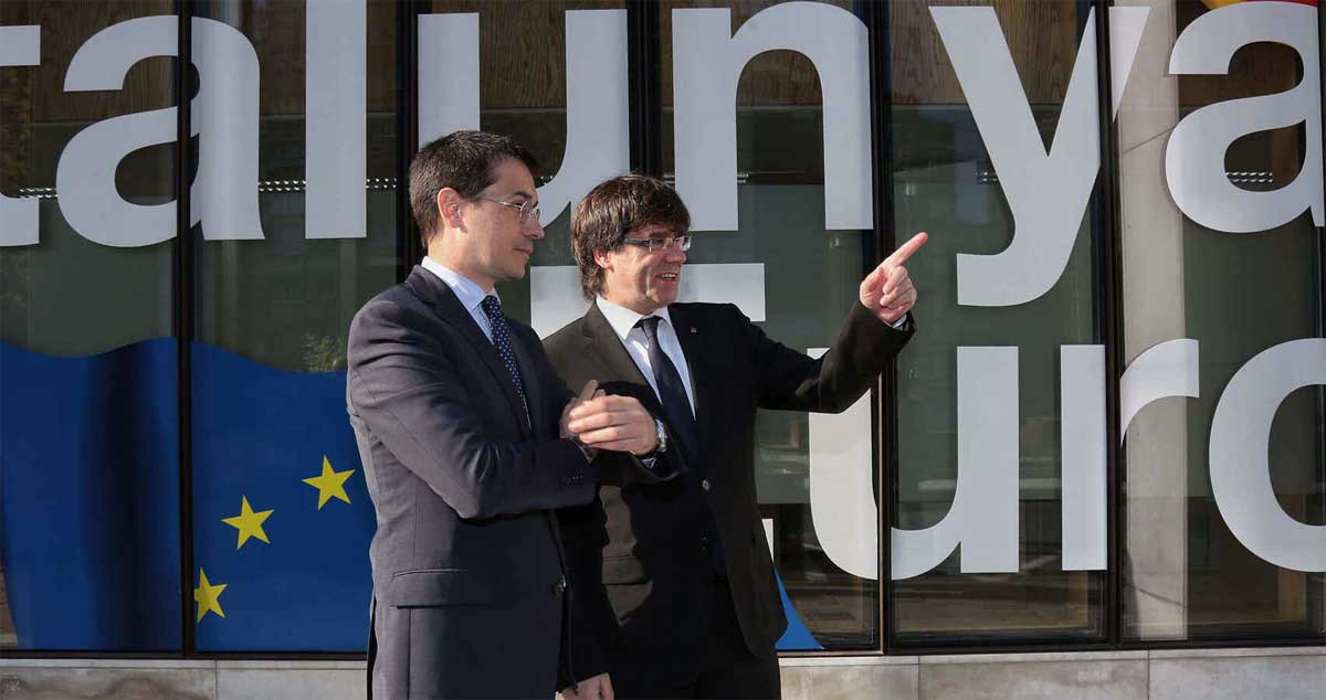 El expresidente de la Generalitat Carles Puigdemont, en la 'embajada' catalana ante la UE durante una visita a Bruselas en 2016 / Jordi Bedmar - EFE