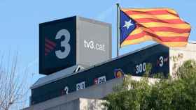 Los estudios de TV3 junto a una bandera independentista catalana / FOTOMONTAJE CG