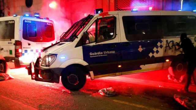 Imagen del ataque con fuego a la comisaría de Las Ramblas de Barcelona / EFE