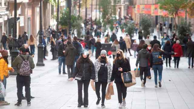 Jóvenes ataviadas con mascarilla en el centro de Barcelona / EFE