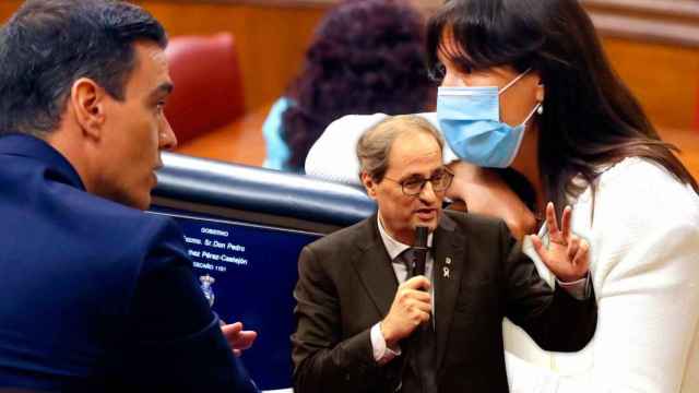 La portavoz de Junts per Catalunya en el Congreso, Laura Borràs, conversa con el presidente del Gobierno, Pedro Sánchez, detrás de Quim Torra / FOTOMONTAJE DE CG