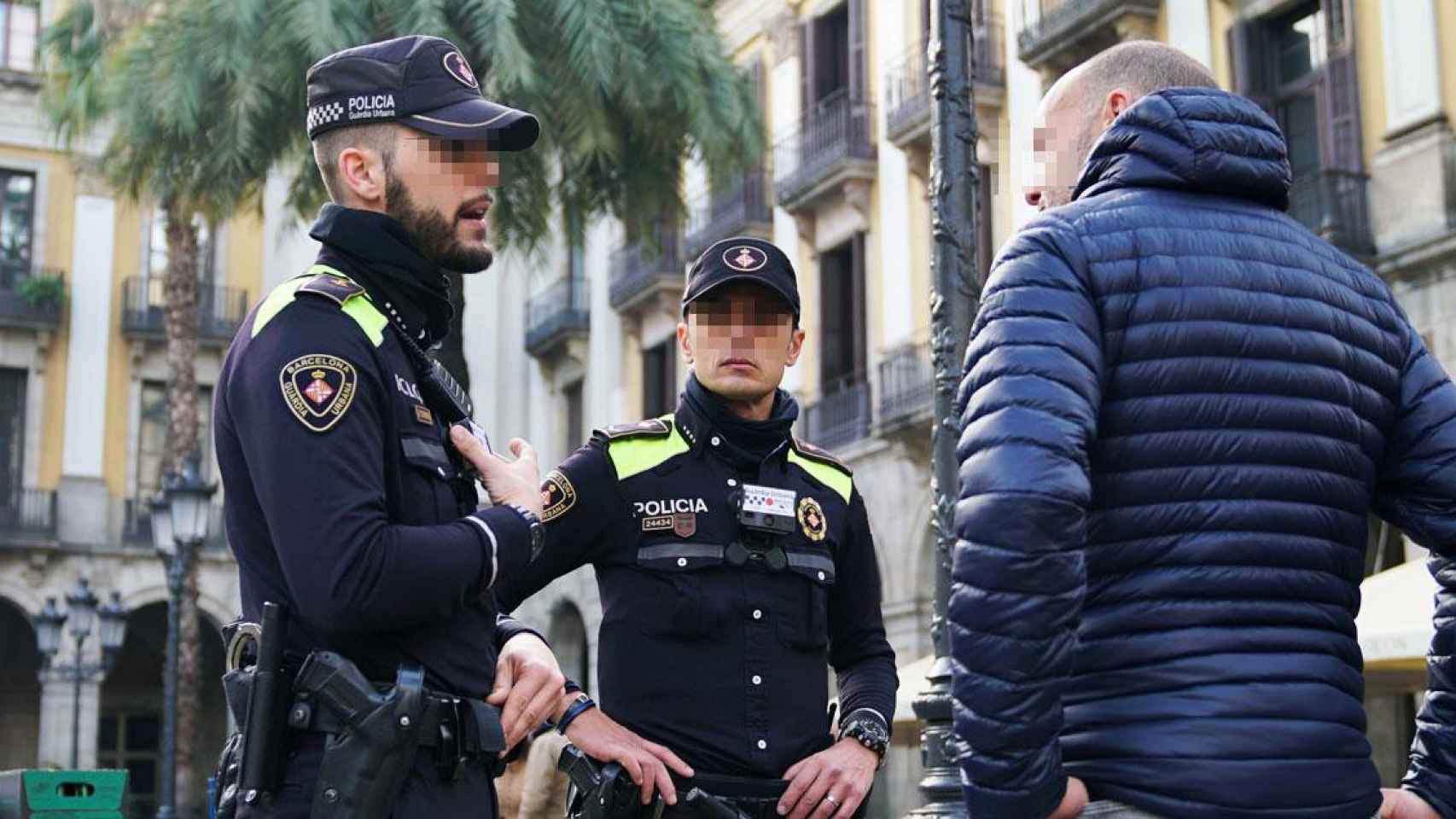 Guardias urbanos en las calles de Barcelona