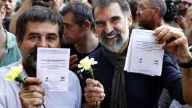 Amnistía Internacional cree que Jordi Sànchez y Jordi Cuixart, en la imagen con papeletas del del 1-O, son inocentes / EFE