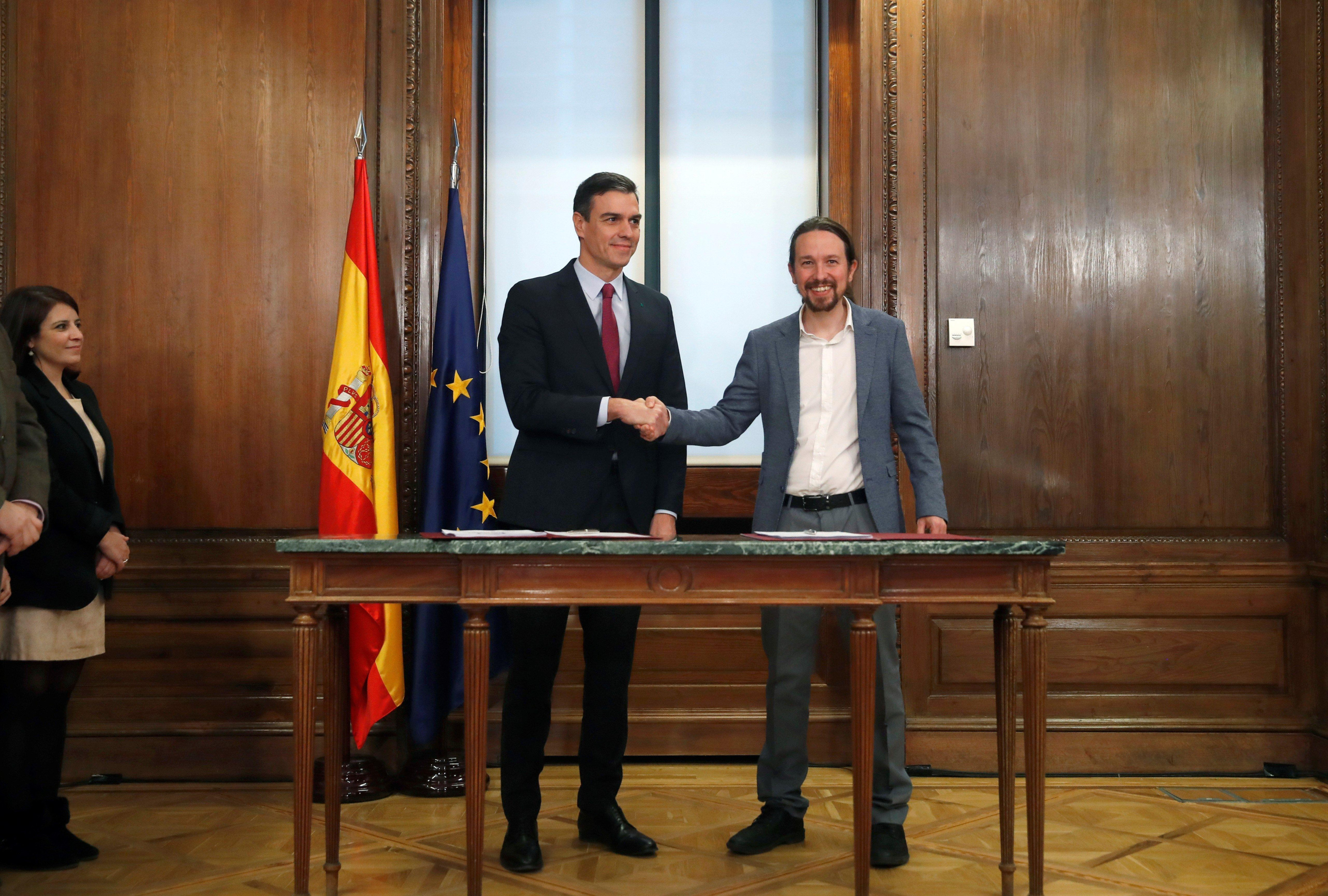 Los líderes del PSOE y de Podemos, Pedro Sánchez y Pablo Iglesias, se saludan durante el acto de presentación del programa del Gobierno de coalición. Tienen prevista la derogación de la reforma laboral / EFE