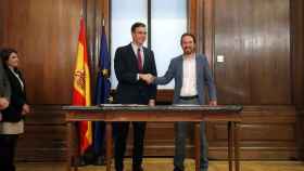 Los líderes del PSOE y de Podemos, Pedro Sánchez y Pablo Iglesias, se saludan durante el acto de presentación del programa del Gobierno de coalición. Tienen prevista la derogación de la reforma laboral / EFE