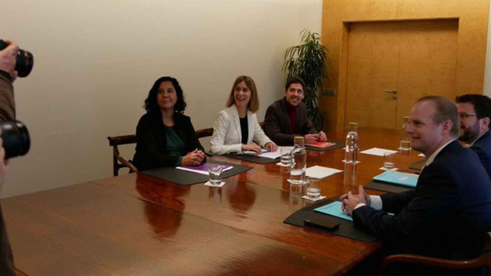 Comuns reunidos en la Consejería de Economía para cerrar el acuerdo fiscal de los nuevos presupuestos de 2020 de la Generalitat / CG