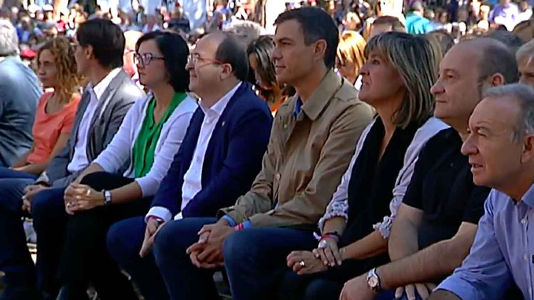 Pedro Sánchez, entre la alcaldesa de L'Hospitalet, Nuria Marín, y el primer secretario del PSC, Miquel Iceta, en la Fiesta de la Rosa de Gavà / CG