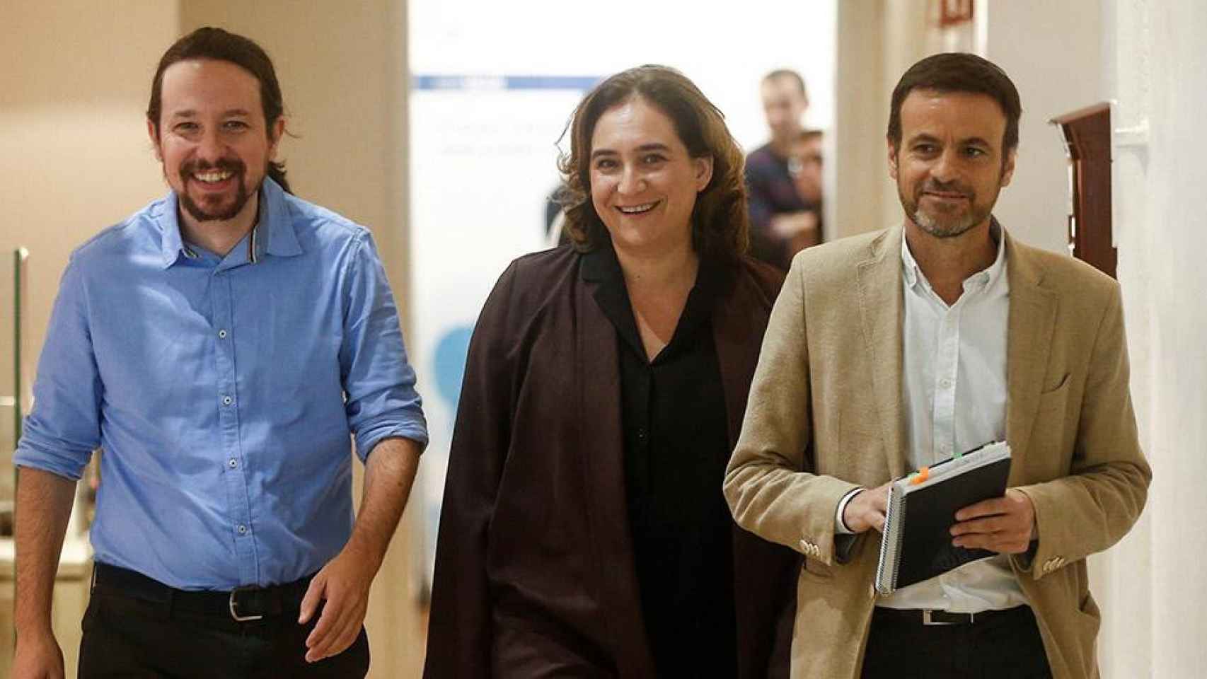 El secretario general de Podemos, Pablo Iglesias (i) , la alcaldesa de Barcelona, Ada Colau (c), y el candidato de los comunes a las generales, Jaume Asens (d) llegan a la rueda de prensa celebrada en Barcelona / EFE