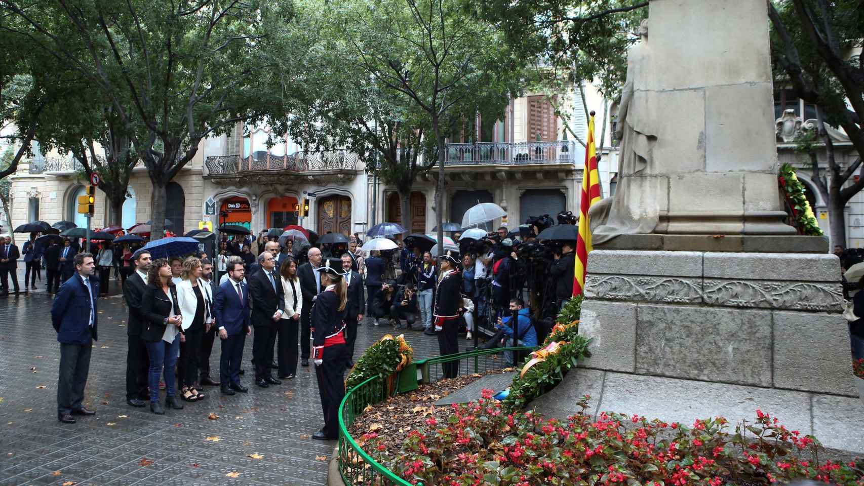 Ofrenda floral del Govern de la Generalitat mientras suena el himno de España de fondo / EFE