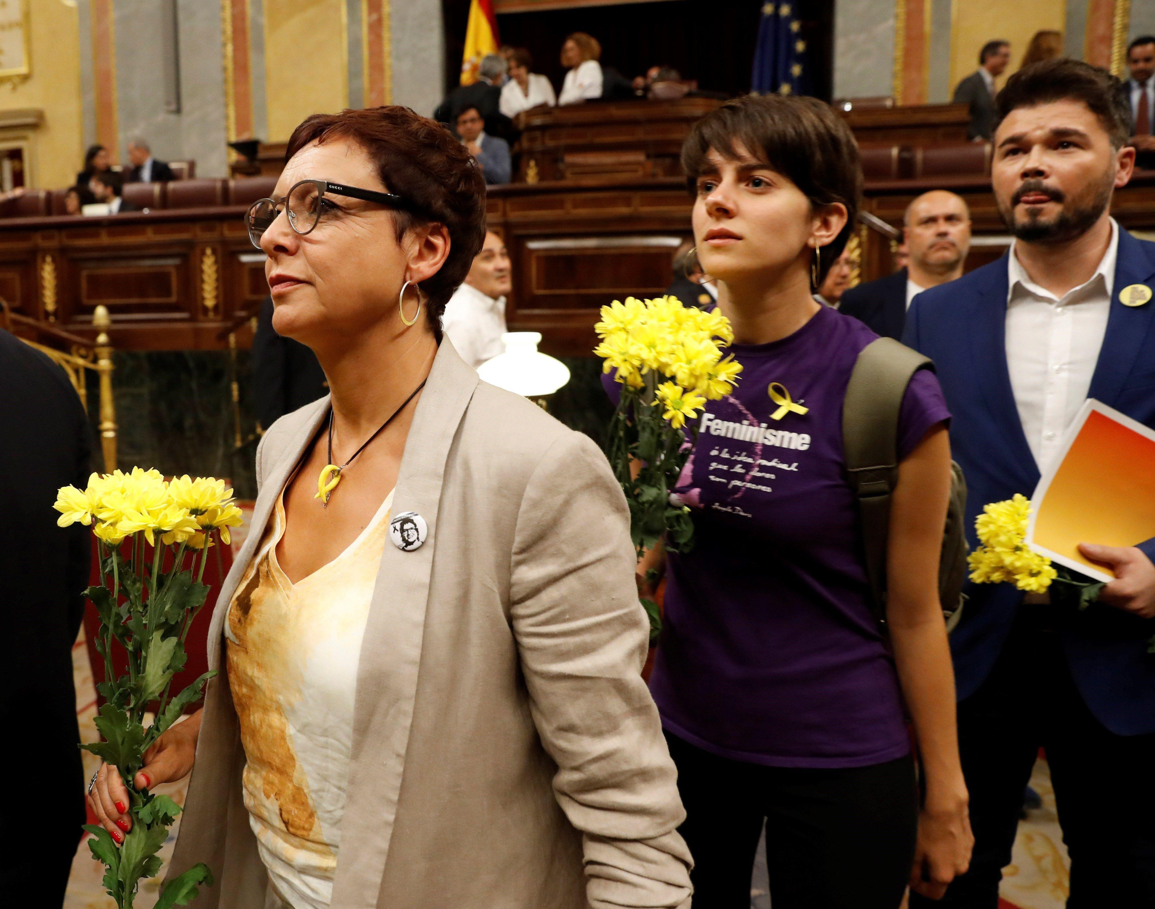Gabriel Rufián y otros diputados de ERC, con flores amarillas de apoyo a los políticos en prisión preventiva por el 'procés' / EFE