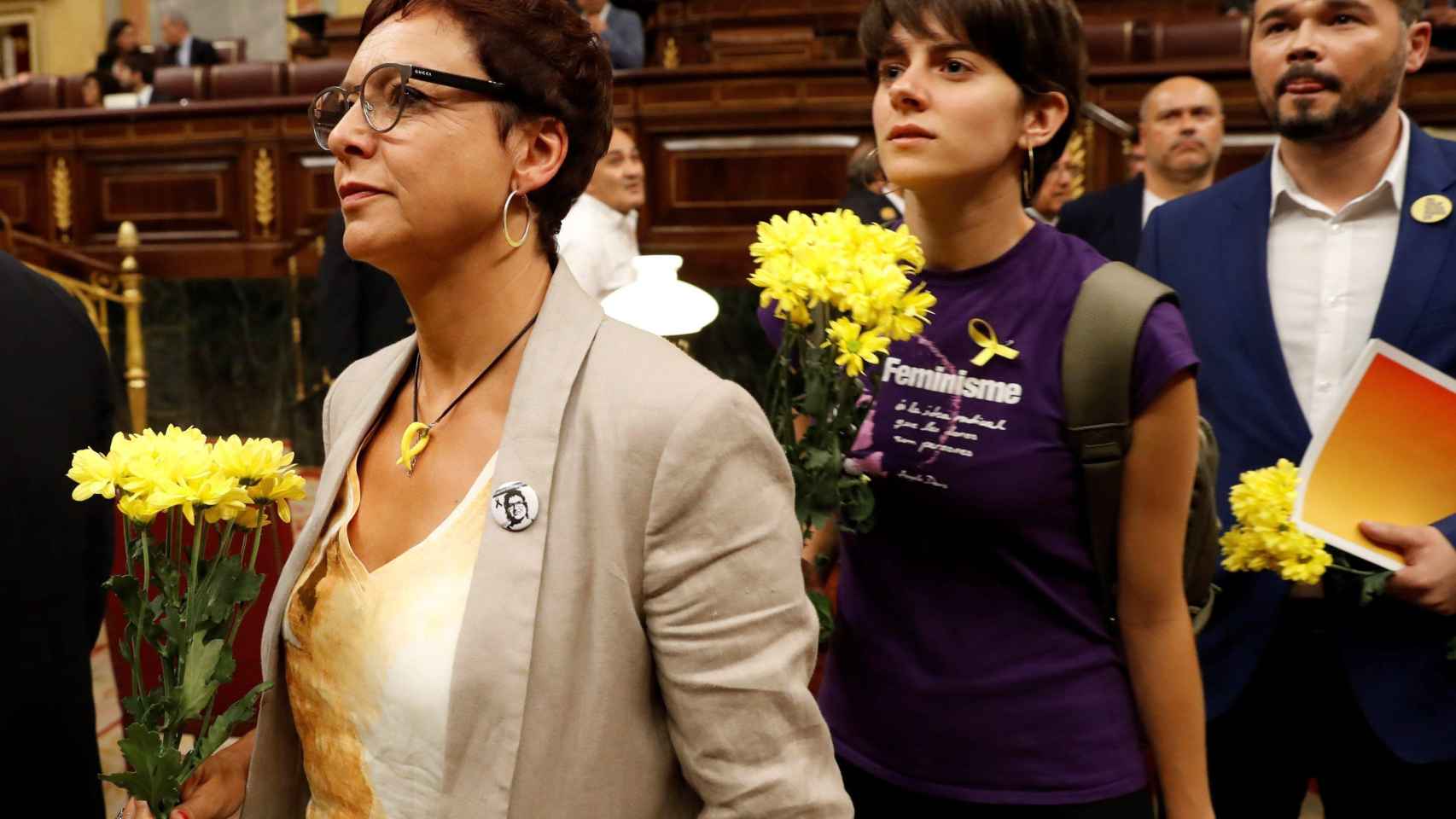 Gabriel Rufián y otros diputados de ERC, con flores amarillas de apoyo a los políticos en prisión preventiva por el 'procés' / EFE