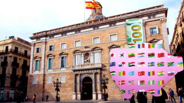 Bandera de distintos países junto al Palau de la Generalitat alusivas a la financiación de universidades extranjeras / FOTOMONTAJE DE CG