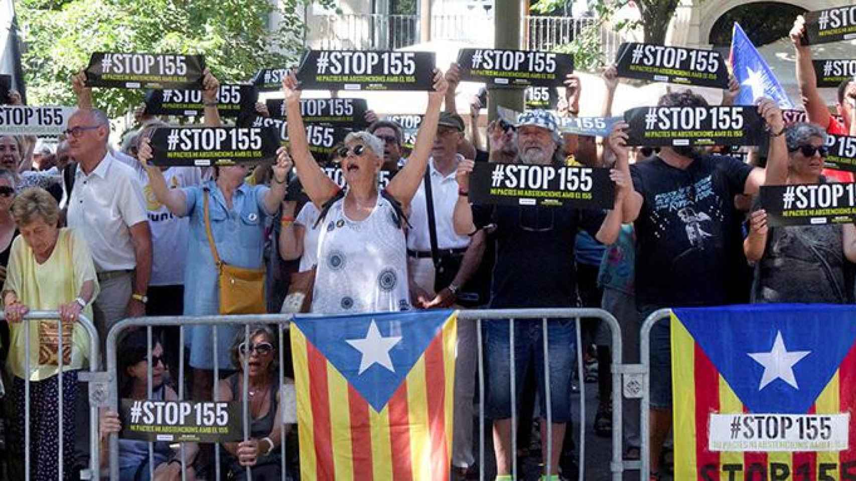 Más de un centenar de simpatizantes independentistas protestan antes del inicio del pleno de la Diputación de Barcelona / EFE