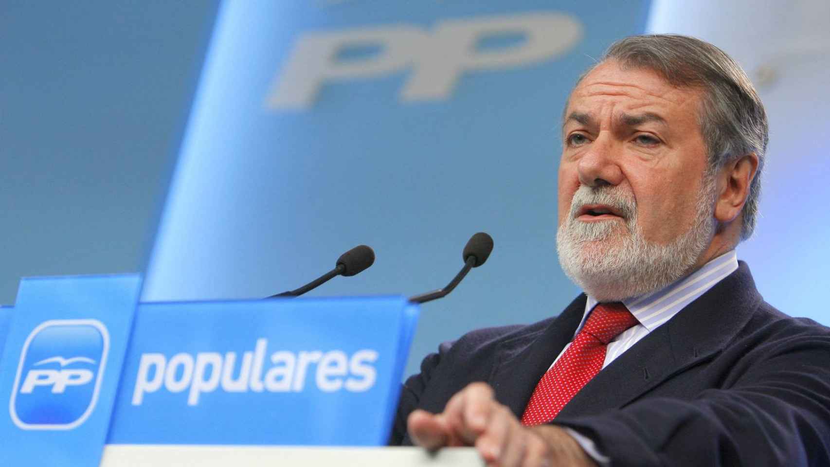 Jaime Mayor Oreja dando una comparecencia en el PP / EFE