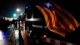 Furgonetas de los Mossos d'Esquadra salen de la cárcel de Lledoners con los políticos presos para trasladarlos a Madrid / EFE