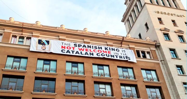 La pancarta contra el rey Felipe VI que los independentistas han colgado de la plaza de Cataluña / CG