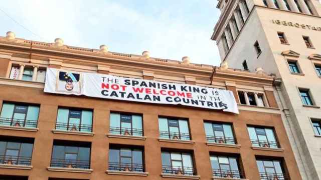 La pancarta contra el rey Felipe VI que los independentistas han colgado de la plaza de Cataluña / CG