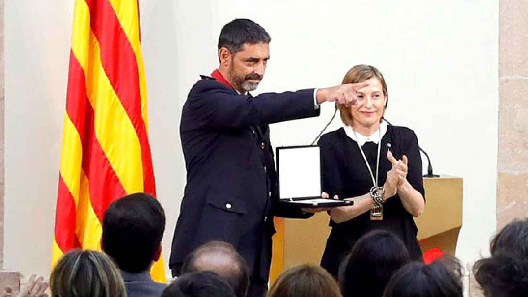 El mayor de los Mossos d'Esquadra, Josep Lluís Trapero, junto a la presidenta del Parlament, Carme Forcadell, tras recibir la Medalla de Honor de la cámara catalana / EFE