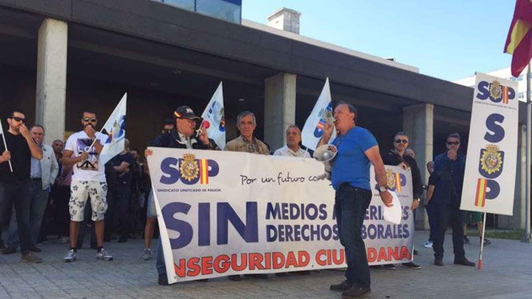 Imagen de la protesta de policías nacionales ante el Complejo Policial Verneda / CG