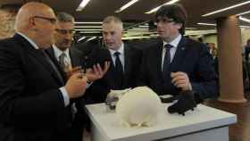 El presidente Carles Puigdemont (d) y el consejero de Empresa, Jordi Baiget (i) en la presentación del futuro proyecto Global 3D Printing Hub / EUROPA PRESS