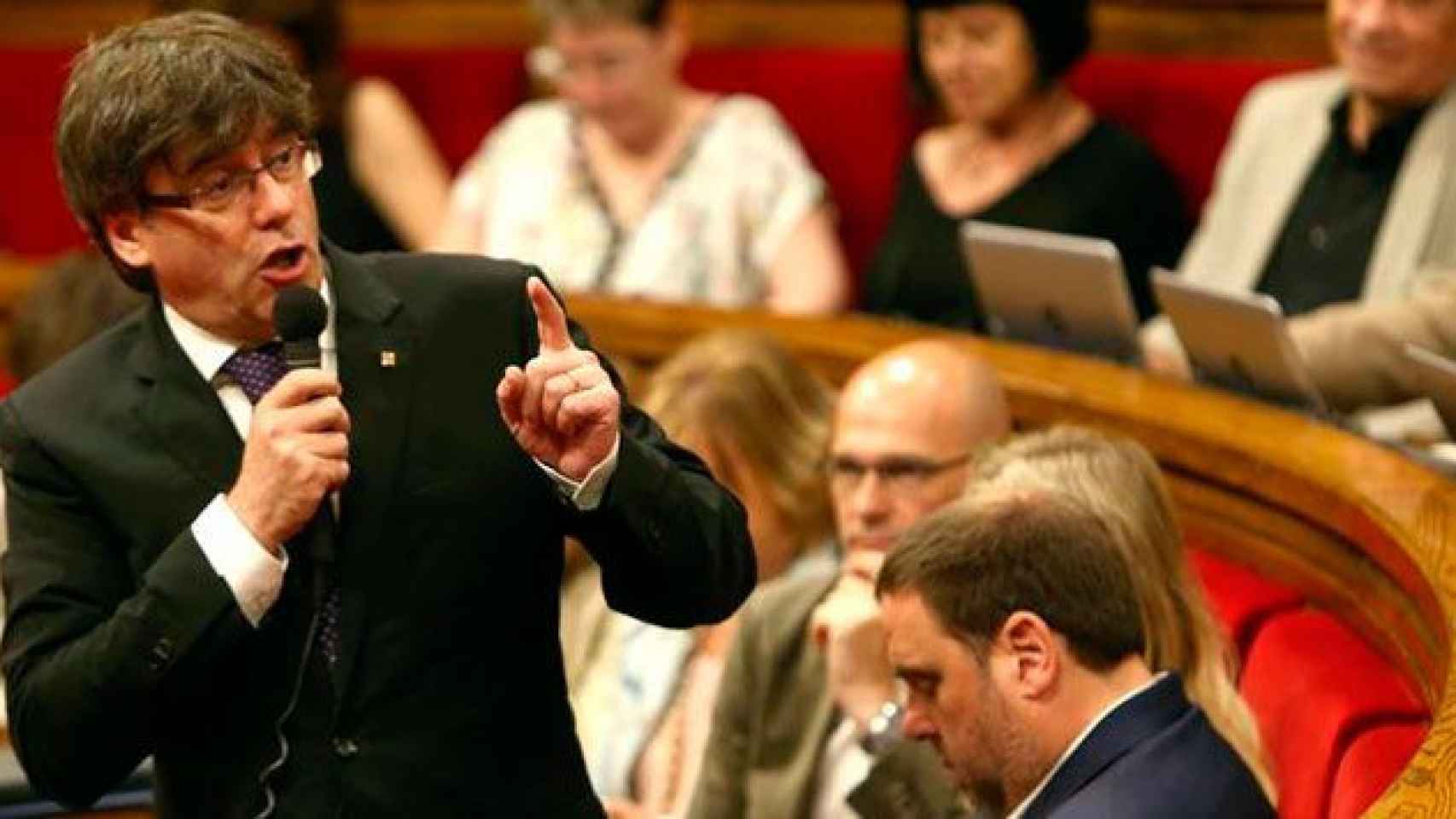 Carles Puigdemont, presidente de Cataluña, en el Parlamento catalán / EFE