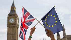 Banderas del Reino Unido y de la UE con el Big Ben de fondo / EFE