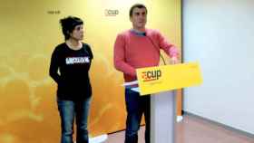 Anna Gabriel (i) y Quim Arrufat (d), tras la reunión del consejo político de la CUP / EP