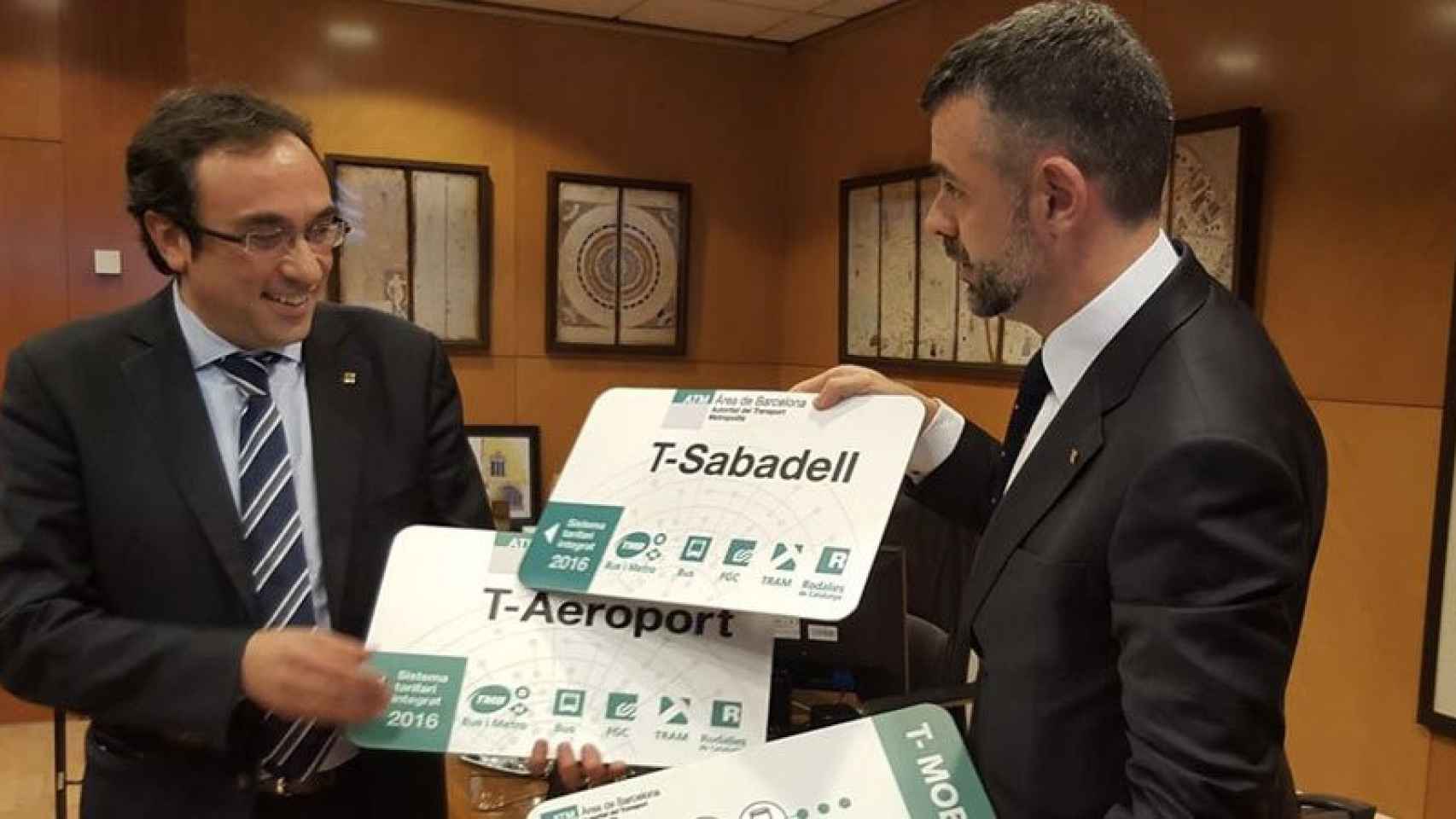 Josep Rull (izquierda) en el momento de recibir la cartera de Territori por su predecesor en el cargo y compañero de partido, Santi Vila.