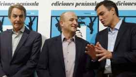 El secretario general del PSOE, Pedro Sánchez, junto al ex presidente del Gobierno José Luís Rodríguez Zapatero, y al ex ministro de Economía Miguel Sebastián.