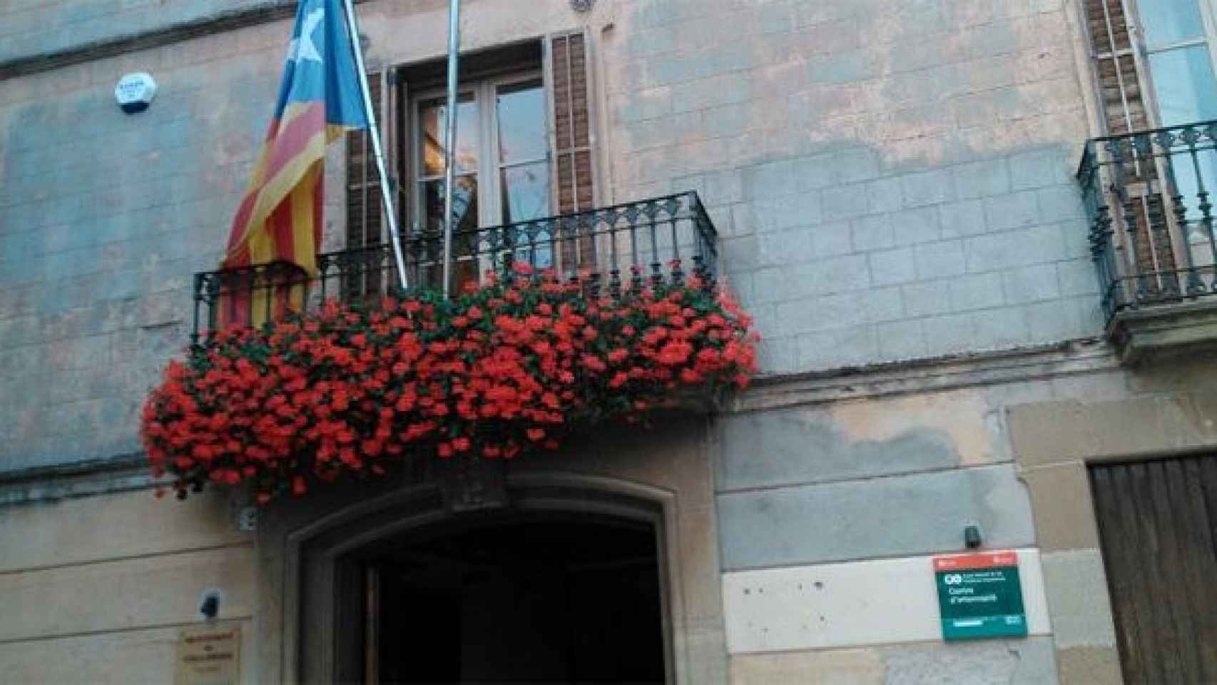 Fachada del Ayuntamiento de Folgueroles, con la bandera independentista como única enseña