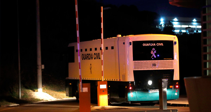 El autobús que traslada a los presos del 'procés' a cárceles en la Comunidad de Madrid / EFE
