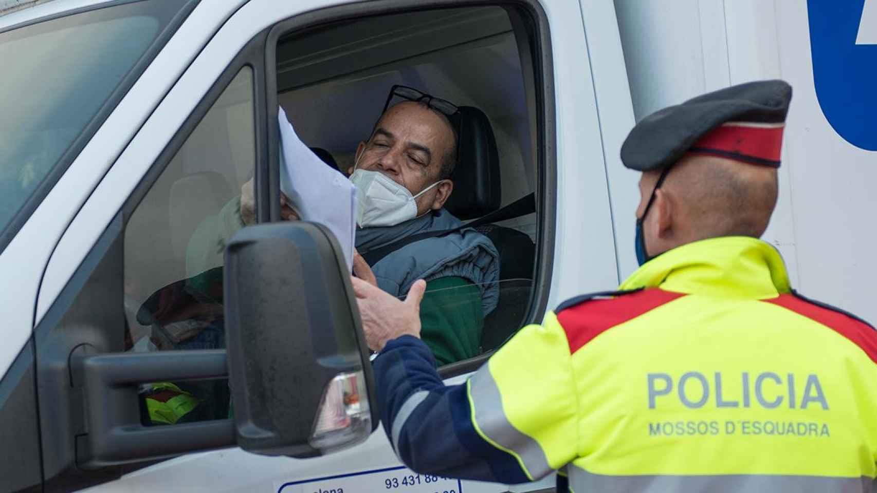 Un mosso pide documentación a un conductor durante el control policial / GLORIA SÁNCHEZ