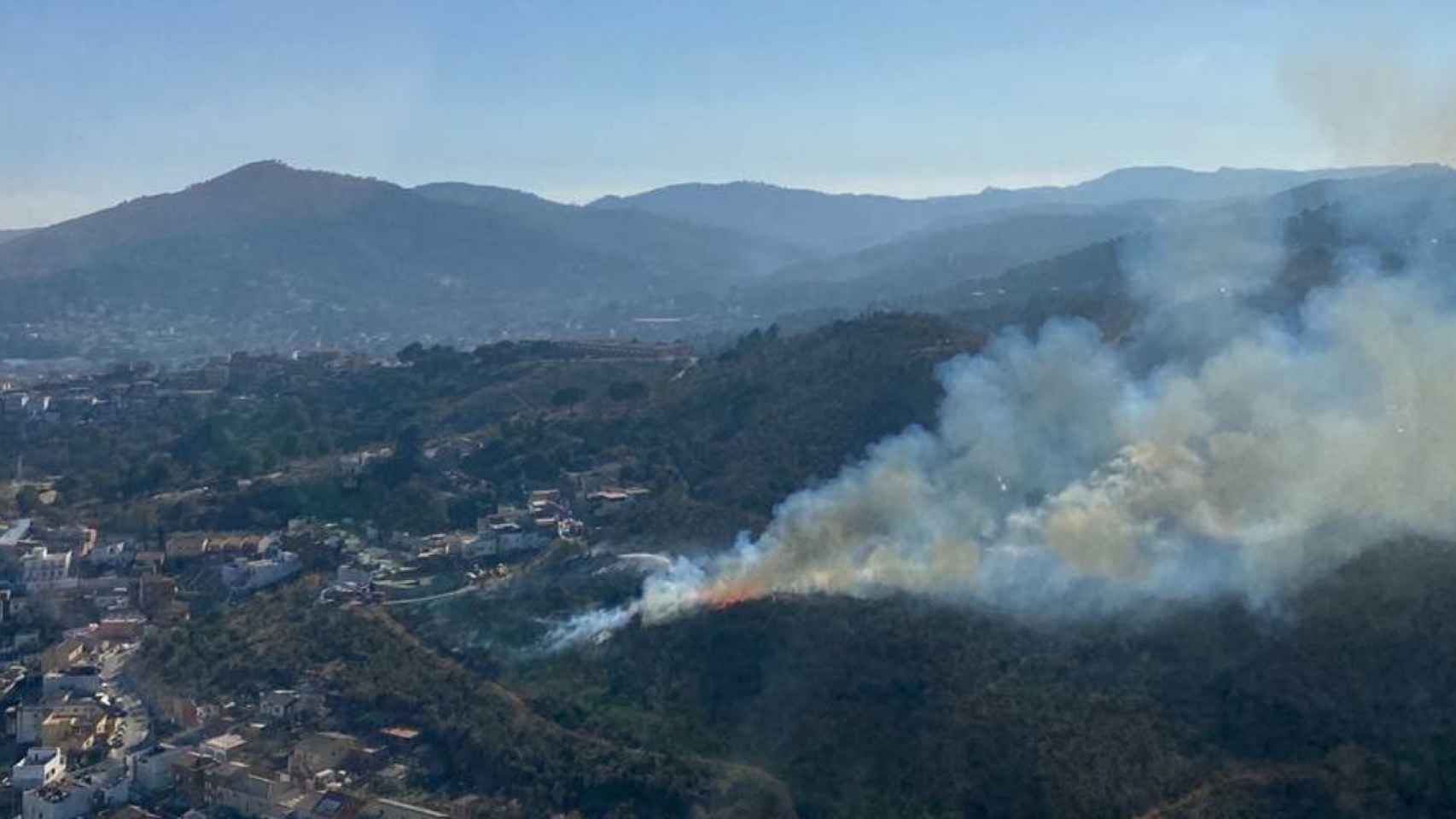 Imagen aérea del incendio que afecta a un yacimiento arqueológico en Sant Vicenç dels Horts / BOMBERS DE LA GENERALITAT