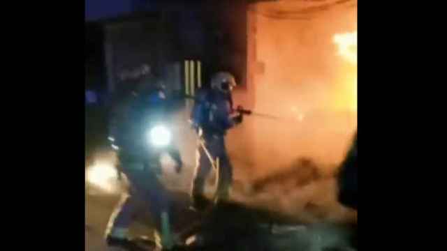 Los Bomberos extinguen el incendio en un taller mecánico de la calle Castillejos de Badalona / BOMBERS