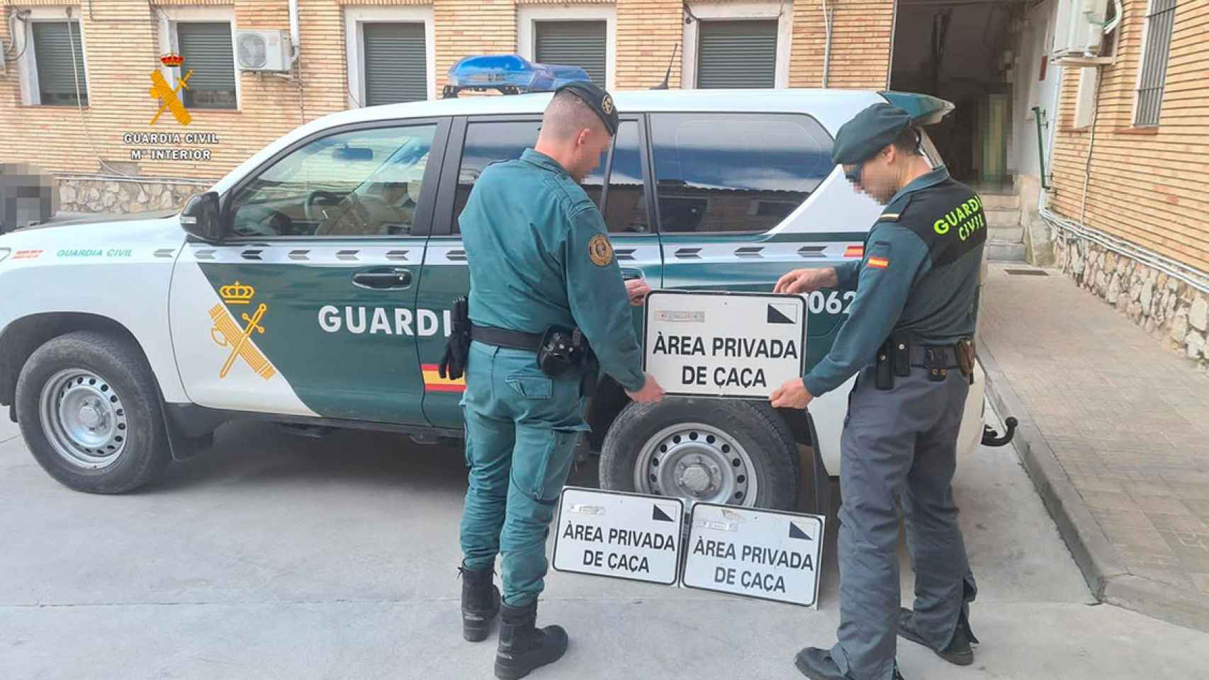 La Guardia Civil interviene varias señales falsas de delimitación de un coto de caza en l'Ametlla de Mar (Tarragona) / GUARDIA CIVIL