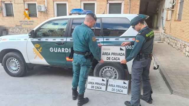 La Guardia Civil interviene varias señales falsas de delimitación de un coto de caza en l'Ametlla de Mar (Tarragona) / GUARDIA CIVIL