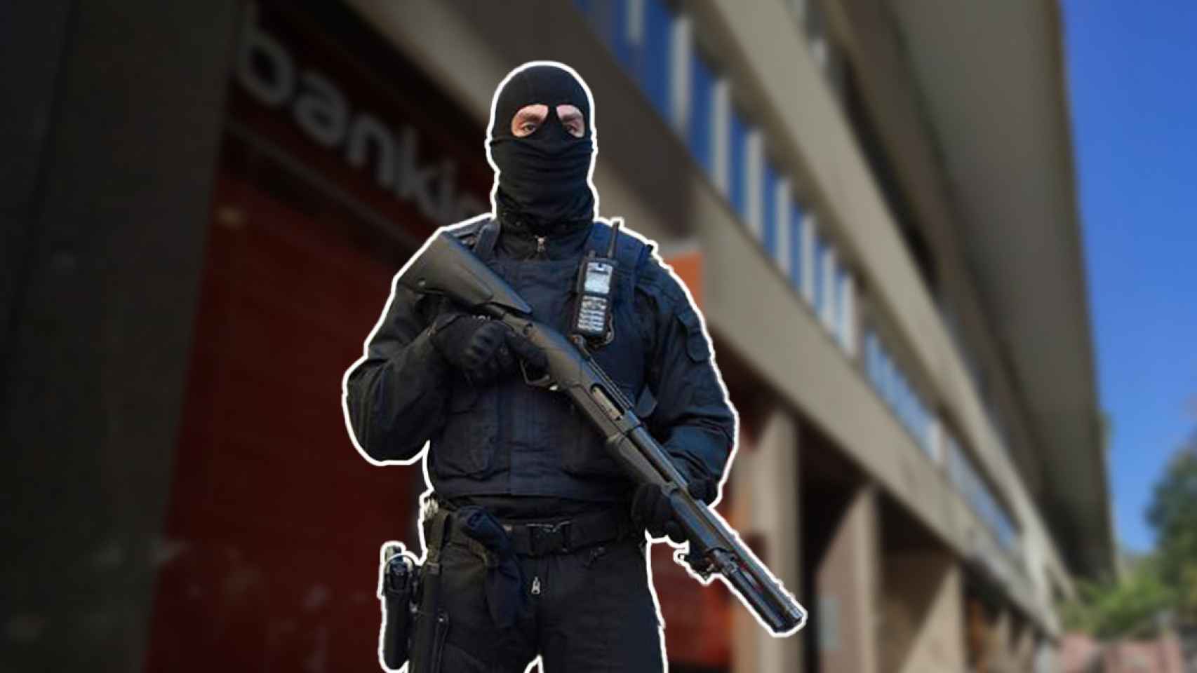 Un agente de los Mossos con arma larga ante el Bankinter asaltado en septiembre / FOTOMONTAJE CG