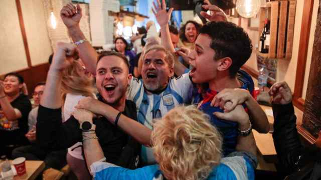Aficionados argentinos celebran en un bar de Barcelona la victoria en el Mundial - KIKE RINCÓN - EP