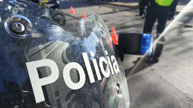 Una moto de la Policía Municipal de Terrassa, que detuvo a dos personas por agredir a un policía municipal durante el registro de su vehículo / TWITTER