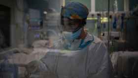Una trabajadora sanitaria en la planta Covid de un hospital de Cataluña / David Zorrakino (EP)