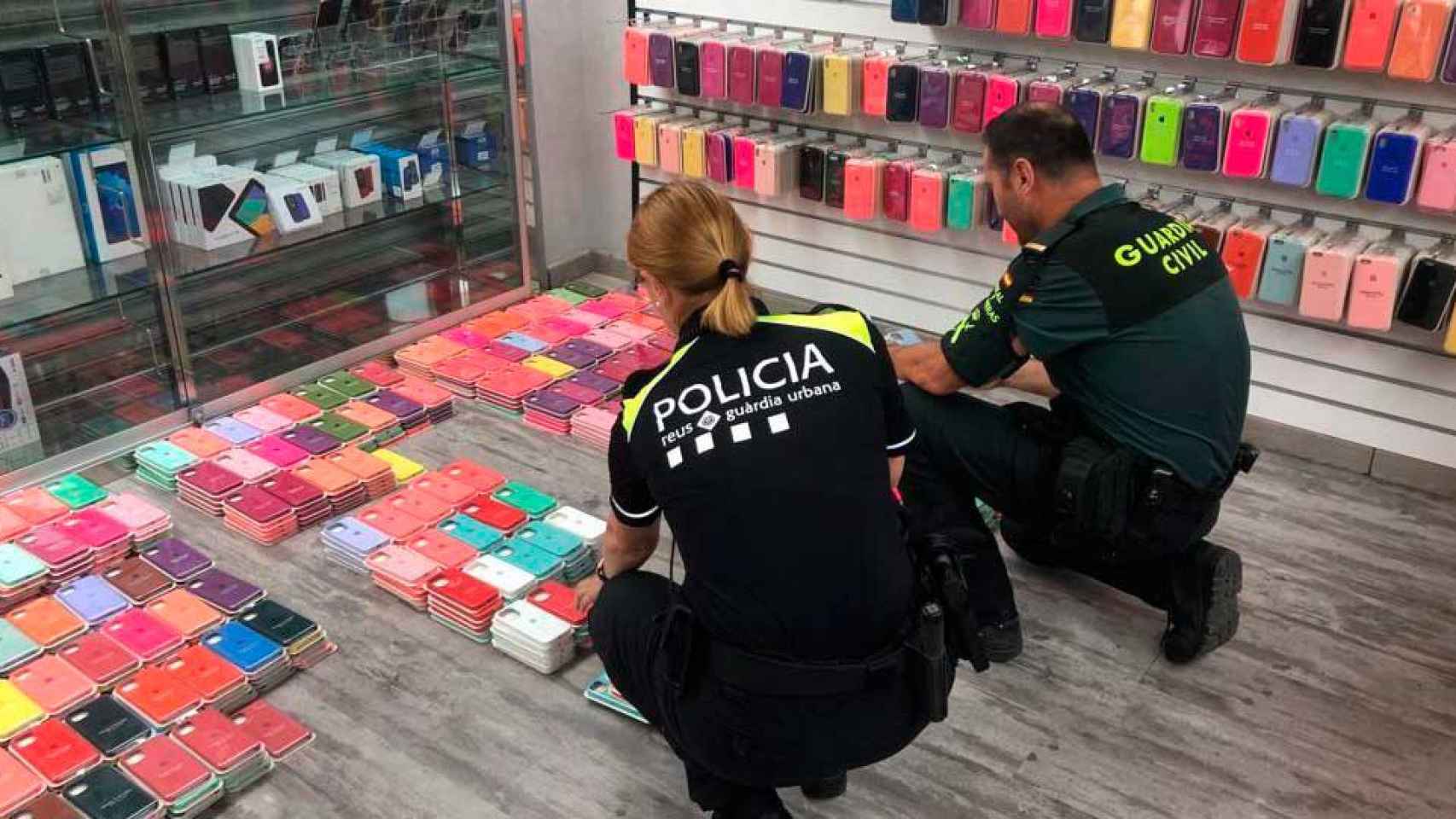 La Guardia Urbana de Reus y la Guardia Civil de Tarragona decomisan más de 4.000 teléfonos falsificados / AYUNTAMIENTO DE REUS