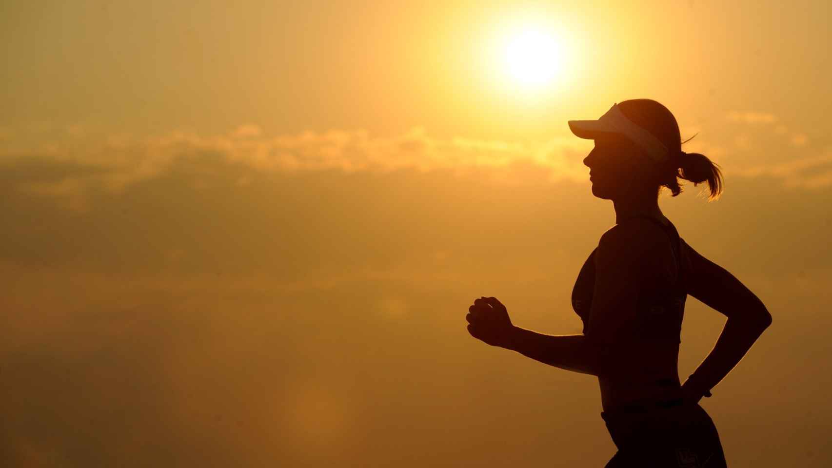 Una mujer practica running bajo el sol: Hay que tomar precauciones contra la agresión de los rayos solares al practicar deporte al aire libre  / PX
