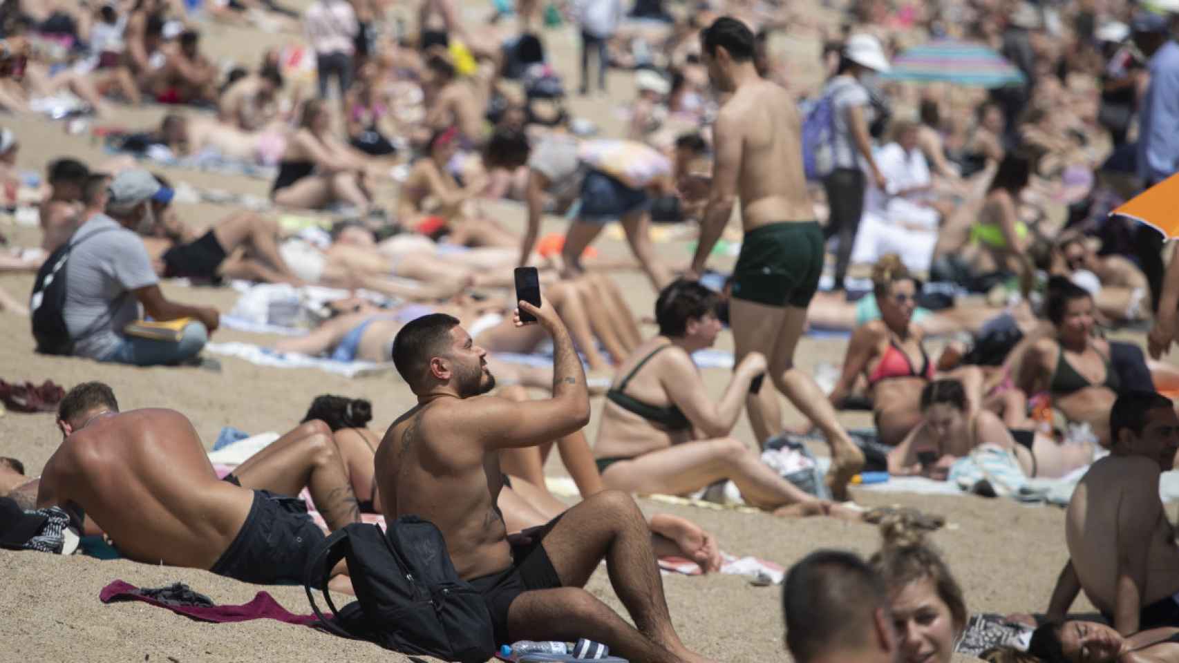 Gente tomando el sol en la playa de la Barceloneta / EFE