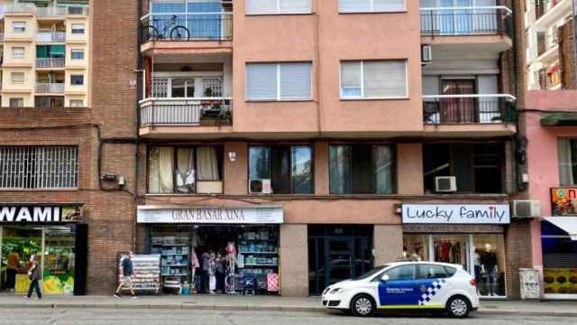 El exterior del entresuelo de Badalona donde tuvo lugar la violación, encima del bazar y con las ventanas rotas / CG