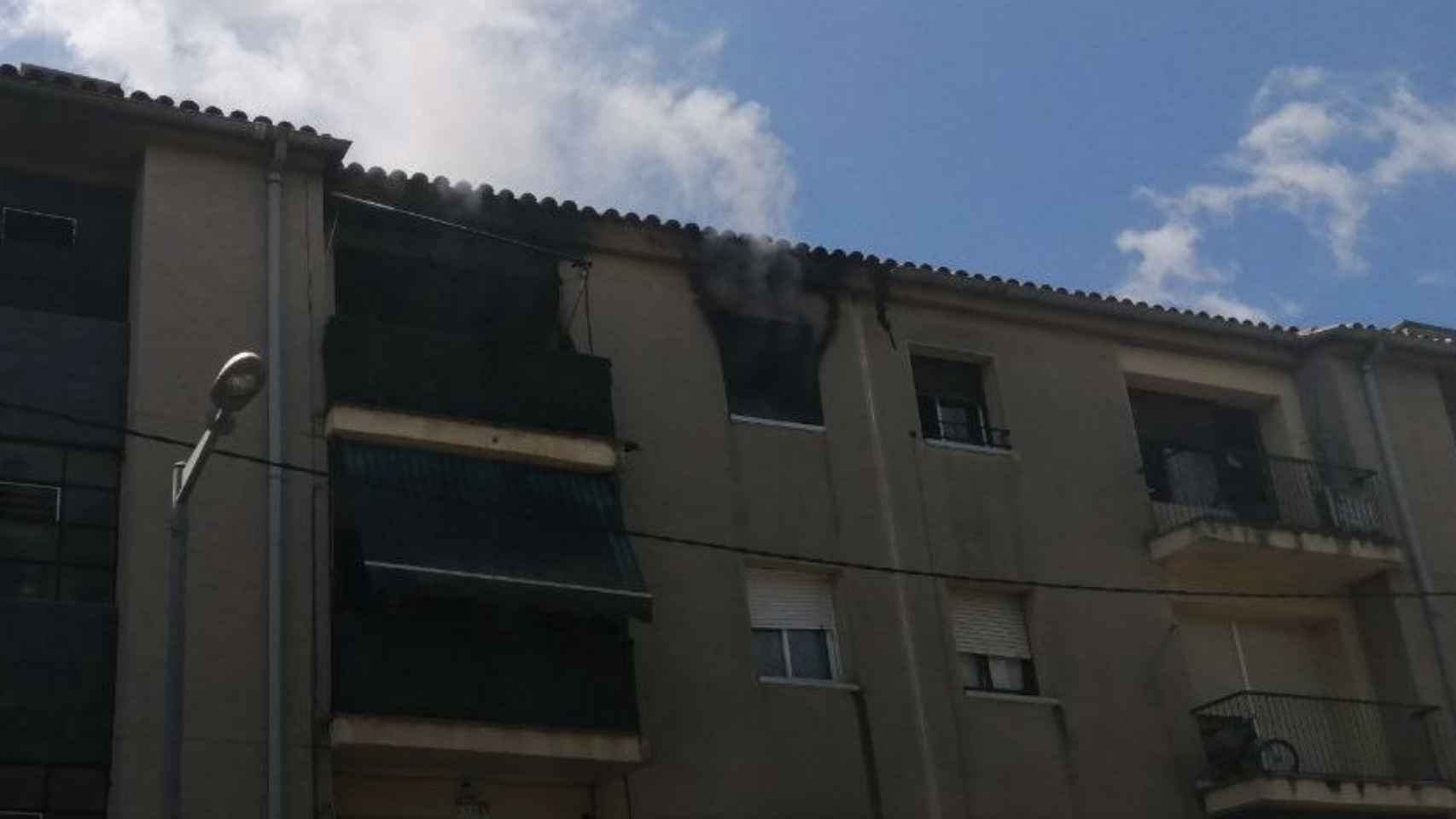 Incendio en un bloque de la calle Grup Sant Jaume de Salt, Girona / BOMBERS