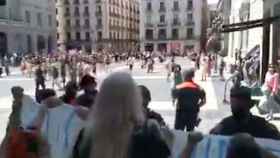 La protesta del Orgullo alternativo en Barcelona, a su llegada a la plaza de Sant Jaume / TWITTER
