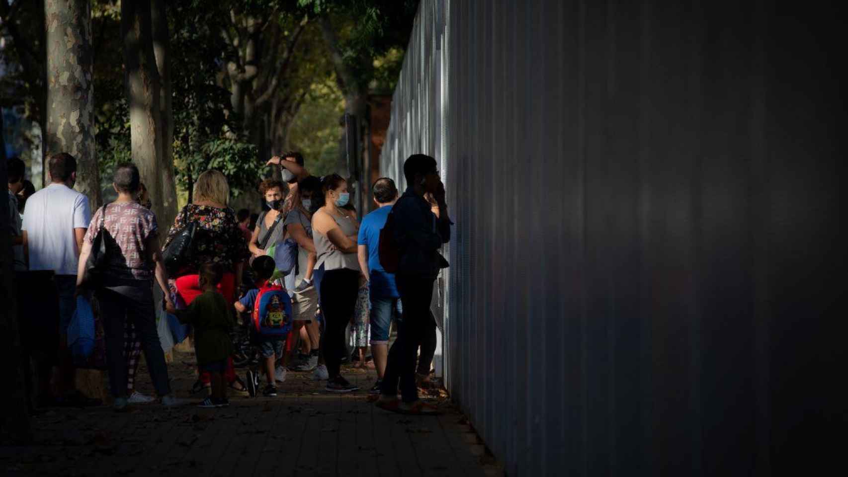 Padres y alumnos esperan a las puertas de un colegio protegidos contra el Covid con mascarillas / EP