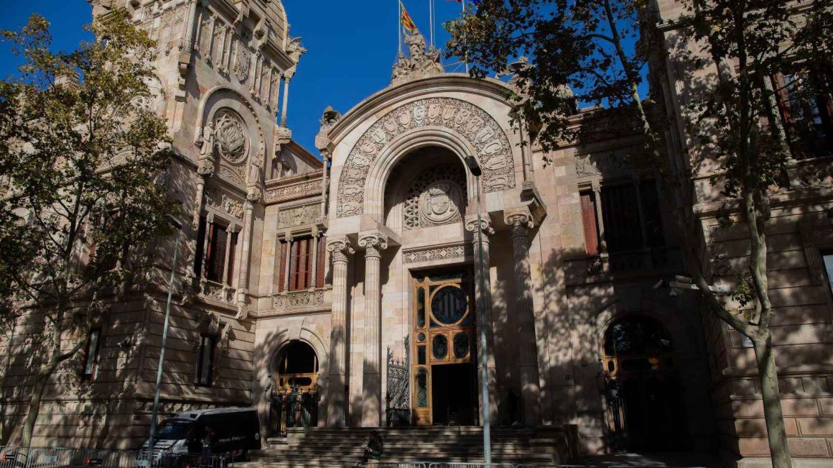 Fachada de la Audiencia de Barcelona, donde se juzgará al hombre acusado de violar a la hija de su primo / EP