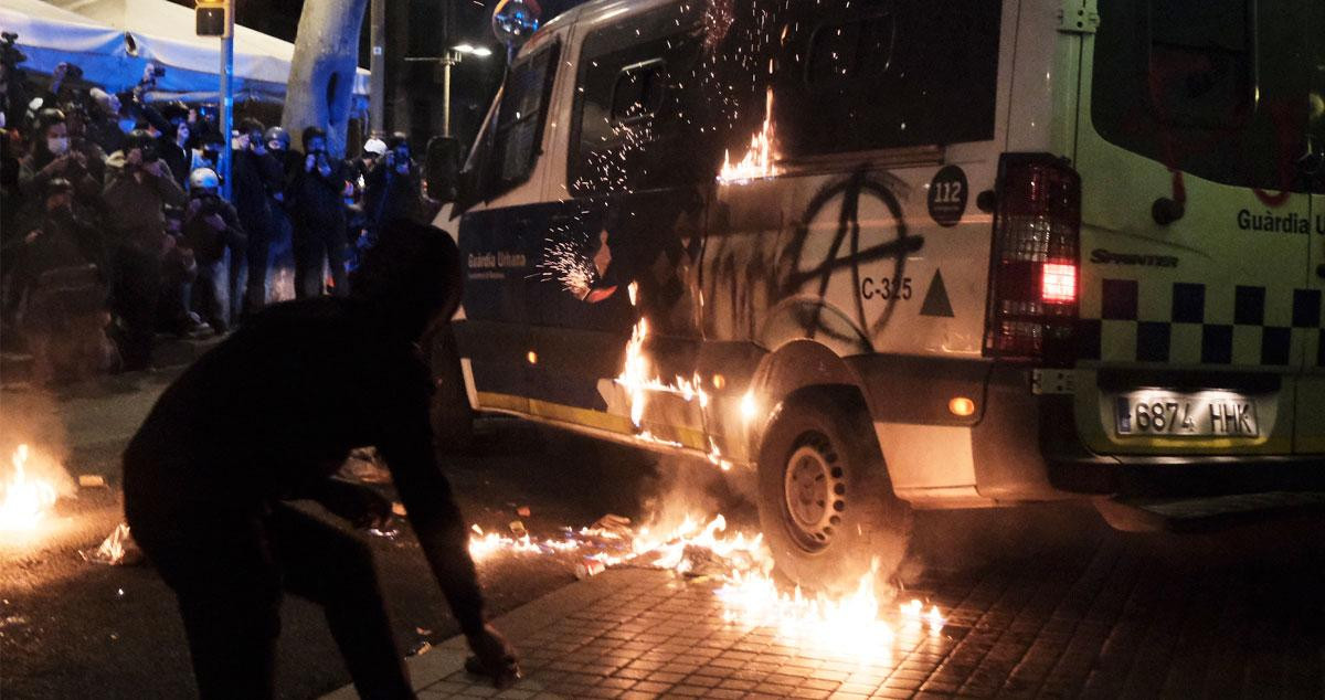 El ataque incendiario contra una furgoneta de la Guardia Urbana / Pablo Miranzo
