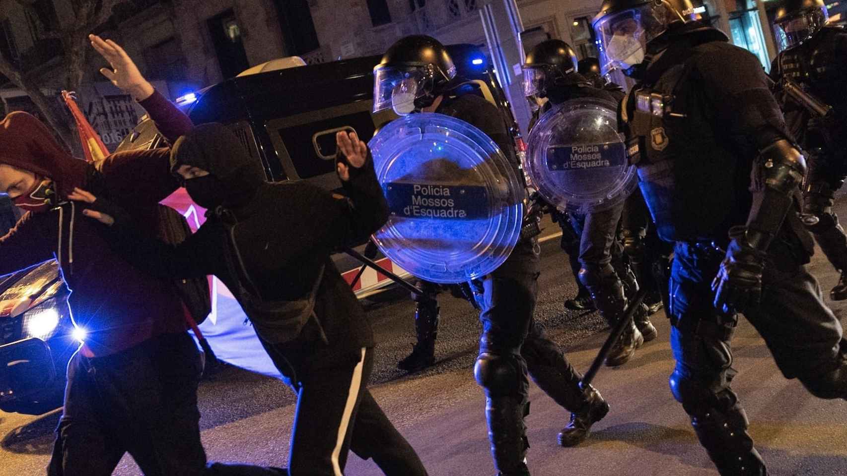 Agentes de Mossos d'Esquadra durante el sexto día de protestas por Hasél en Barcelona / LORENA SOPENA (EUROPAPRESS)